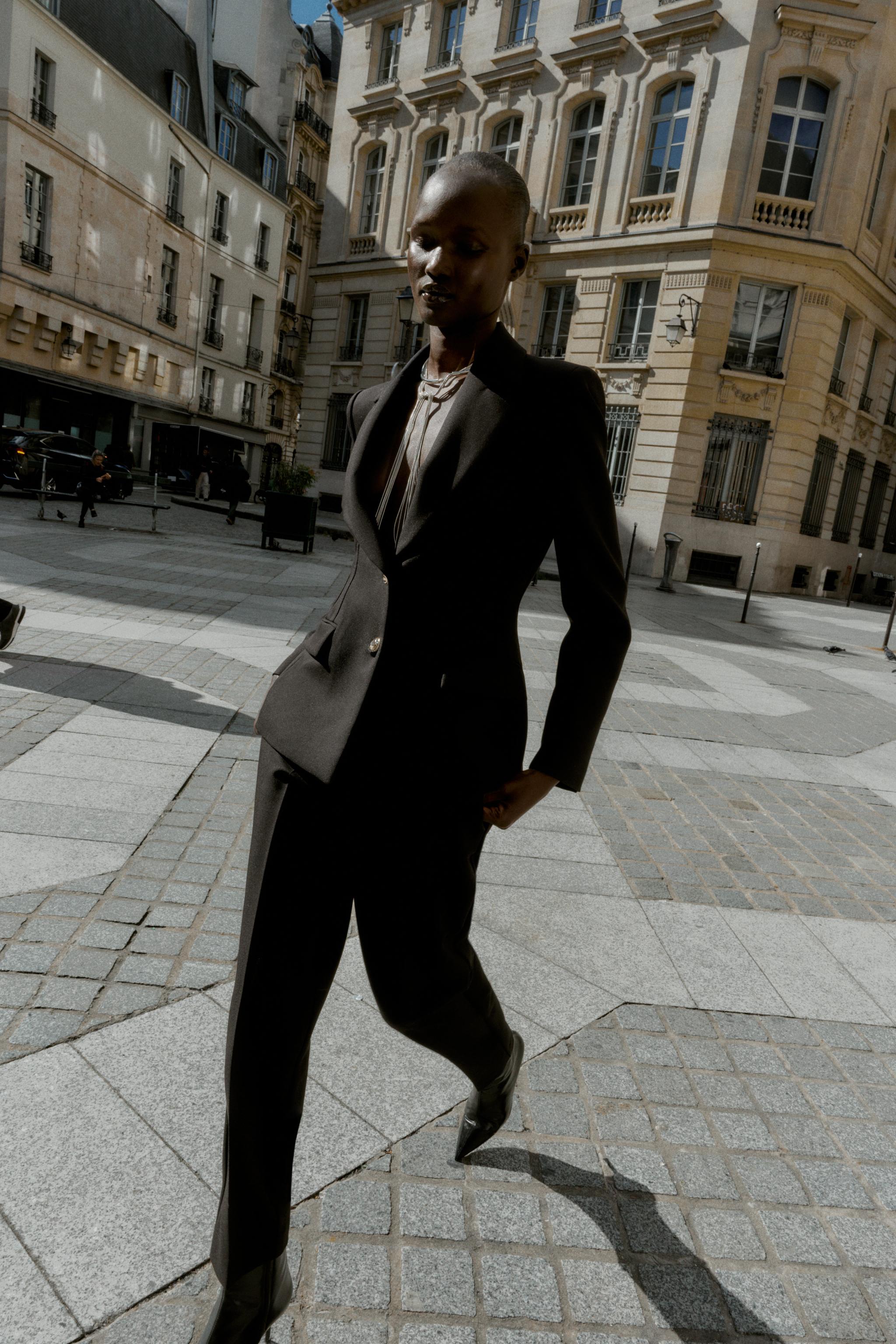 TAILORED SHOULDER PAD BLAZER